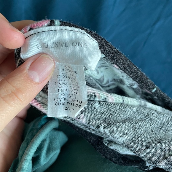 T Shirt with Twist - Picture 4 of 4